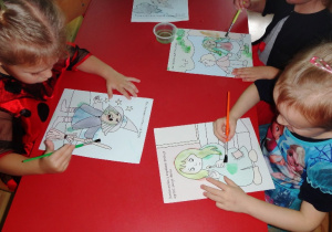 Dzieci malują postaci z bajek